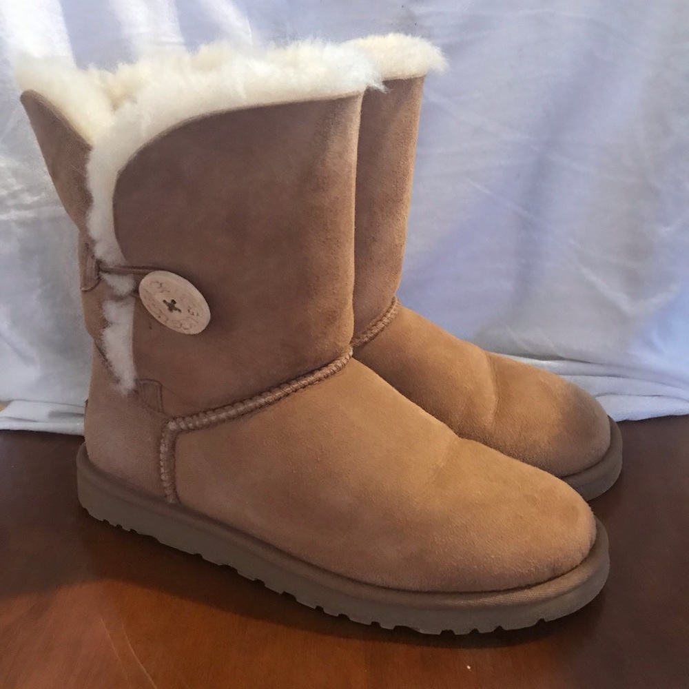 Bailey Button Uggs Size 6